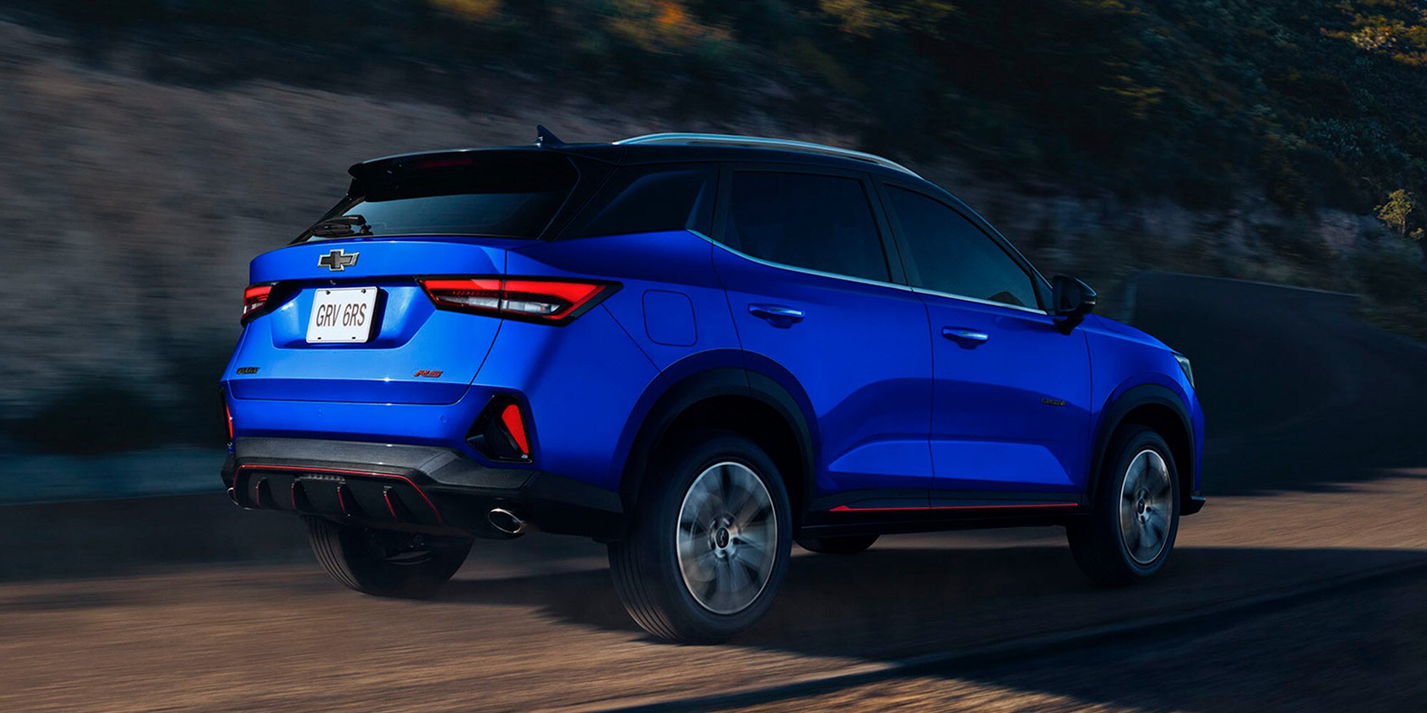 Chevrolet Groove azul en carretera demostrando fuerza y control